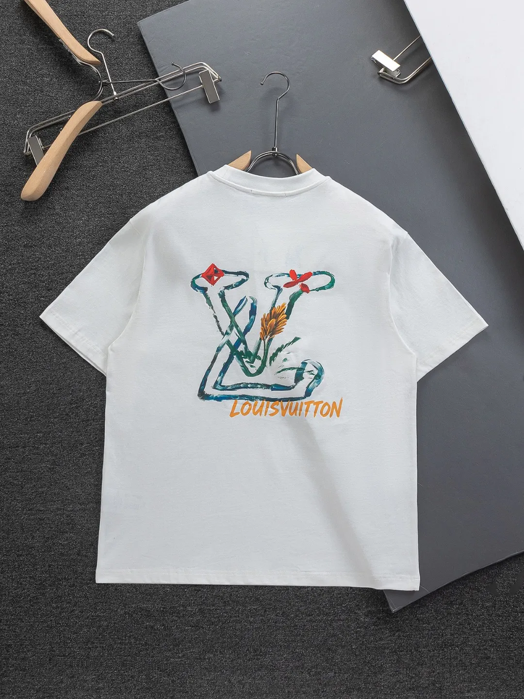 🅿️190 Louis Vuitton 1V LV lv slightly wide version S-XL LV 26ss new products are available at counters simultaneously. Multiple craftsmanship. Small graffiti letter logo on the chest + large graffiti letters logo printing on the back. Round neck short-sleeved T-shirt, same style for men and women! Consigned to one-to-one creation. Synchronized with the official website, pure cotton fabrics at the counter! It is close to the skin and comfortable, durable and easy to wear. It has a classic and simple logo design and meticulous original craftsmanship. Short-sleeves, a must-have item for men, do not appear to be the same for the general public, but must be unique and eye-catching. This LV short-sleeve is all about quality, comfort, the same shape and fashion as always, including fabrics and cutting techniques. All of them have been made with great effort! 320 grams of washed pure cotton fabric, pure cotton is breathable, very refreshing and comfortable for daily wear. The rib knitting on the neckline is smooth and tight, and the neckline will not be skewed if you toss it at will. The loose version, you will find that it looks really good on the upper body. The overall is minimalist and neat, super versatile for daily use! Pair it casually with a pair of pants for a youthful look. A T-shirt will make your outfit crazy. It is a fashionable item that can never go wrong! Color: Black White Size: S-XL Size chart: S: Shoulder width 50-Bust 56-Length 70 M: Shoulder width 52-Bust 57-Length 72 L: Shoulder width 54-Bust 59-Length 74 XL: Shoulder width 56-Bust 62-Length 76